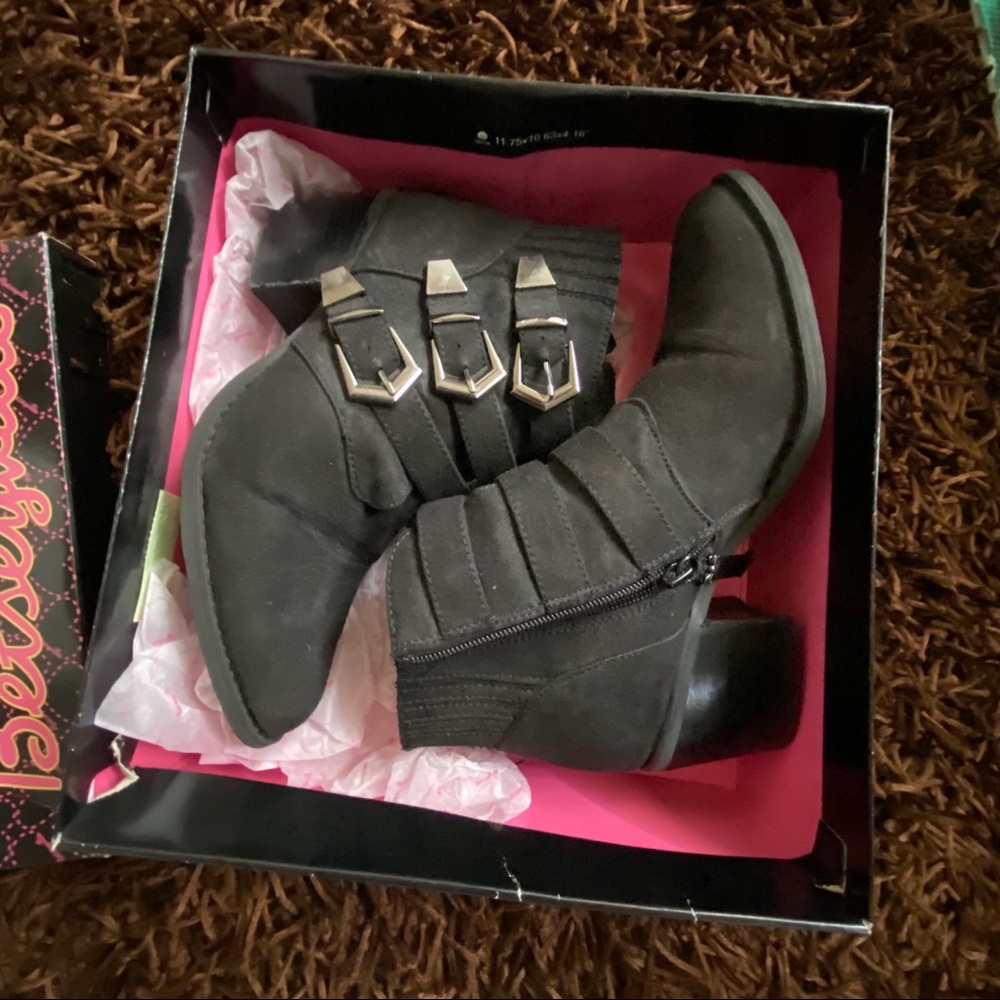 Betseyville Supagal Triple Buckle Booties — size 9 - Picture 5 of 6